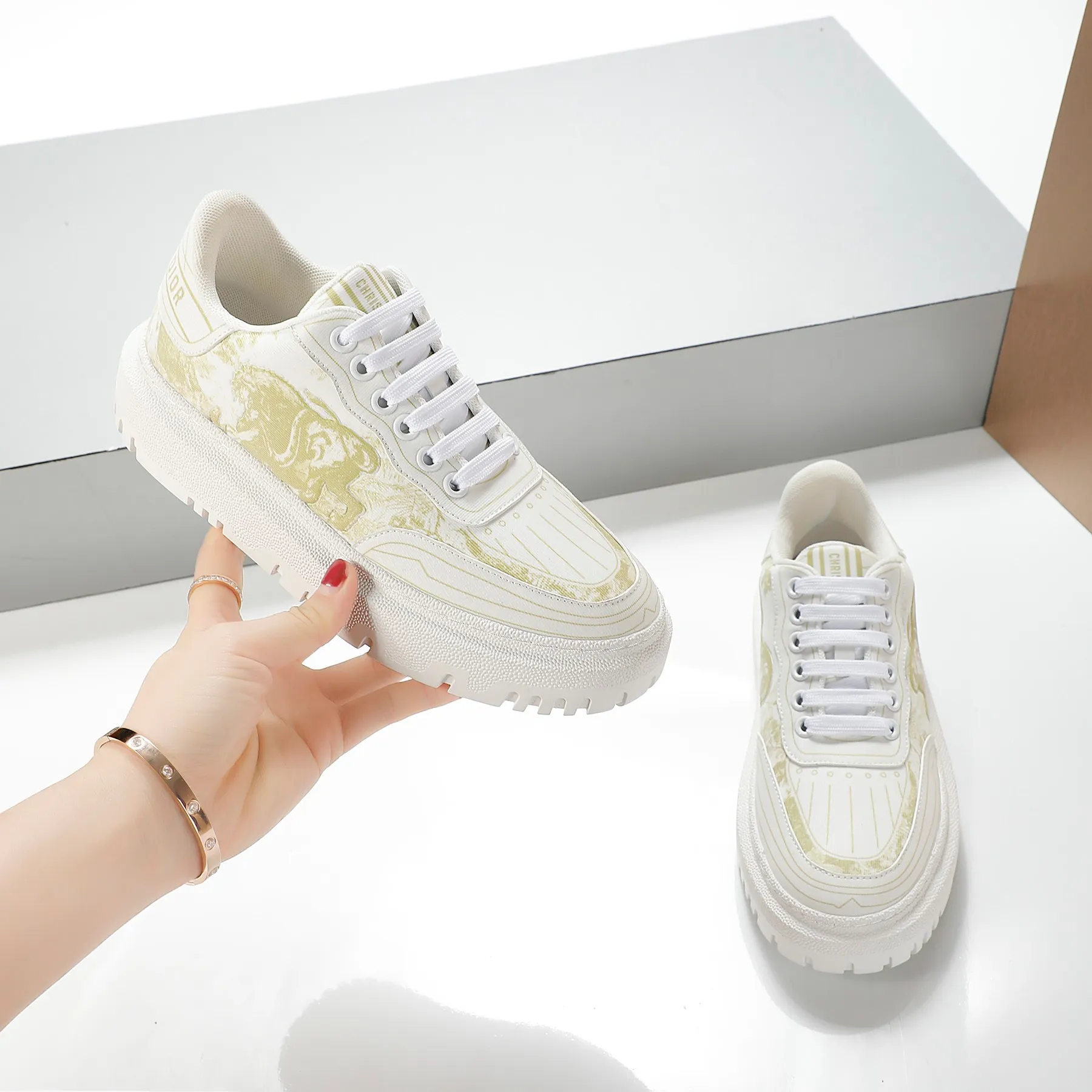 👟👟Ex-factory price 460👟👟 2021ssDior casual white shoes, the same style as the ready-to-wear series 1️⃣Original mold opening 2️⃣Original cowhide➕Breathable mesh lining 3️⃣TPU evacuation outsole 4️⃣Injected latex sheepskin feet 5️⃣Full package at the counter Code number 35-40 (41 can be customized)